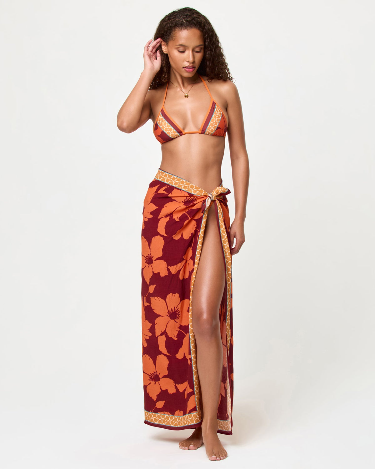 Cocobolo | Badge:New Arrival_#B2AC88_#ffffff'
LSPACE Momi scarf in Cocobolo print, front view on model.